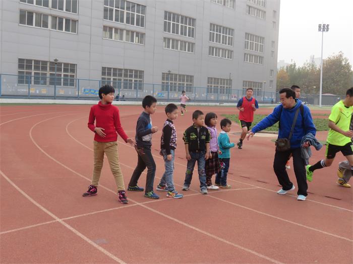 孩子们操场锻炼