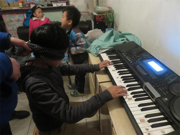 音乐学习-蒙眼弹琴